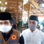 Bupati Bangkalan R. Abdul Latif Imron Amin didampingi Kadisdik Dr. Bambang Budi Mustika memberikan penjelasan pada media terkait pencairan insentif guru madin.