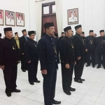 Sembilan pejabat saat mengikuti prosesi pelantikan di ruang peta, Pemkab Pacitan.