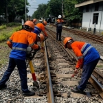 Perawatan wesel di Stasiun Gubeng
