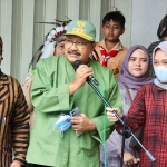 Wali Kota Pasuruan, Saifullah Yusuf, saat memberangkatkan peserta Karnaval Mini Kebonsari.