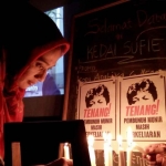 Para saat aktivis menyalakan lilin dalam rangka memperingati kematian Munir.