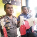 Kapolres Makota AKBP. Hoirudin Hasibuan bersama Kasatreskrim  AKP Ambuga Yudha saat gelar perkara OTT pejabat BPN. foto: IWAN IRAWAN/ BANGSAONLINE