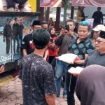 Kaji Beky saat menyalurkan bantuan kepada warga yang terdampak puting beliung di Blitar