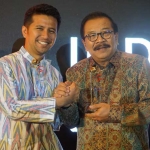 Emil Dardak dan Pakde Karwo dalam anugerah Indonesia Visionary Leader.