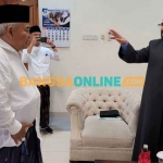 Prof Dr KH Asep Saifuddin Chalim, MA saat bertemu Syaikh Ahmad Ibrahim Al-Hasanat, seorang mufti besar yang juga Wakil Menteri Agama Yordania di ruangan VIP Bandadara Juanda Sidoarjo, Rabu (8/2/2023). Foto: M Mas