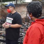 Dhito saat berada di lokasi kebakaran rumah Dusun Tanggungan, Desa Purwoasri, Kecamatan, Purwoasri, Kabupaten Kediri, Jumat (11/12/2020). foto: ist.