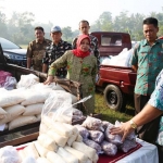 Bupati Kediri Haryanti Sutrisno saat meninjau lokasi operasi pasar murah.