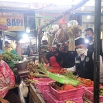 Bupati Situbondo, Karna Suswandi saat sidak harga bahan pokok di Pasar Senggol Situbondo.