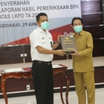 LANGGANAN: Plt. Bupati Nur Ahmad Syaifuddin menerima LHP LKPD 2019 Kabupaten Sidoarjo dari BPK RI, Senin (29/6). foto: ist.
