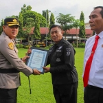 Kapolres Jombang, AKBP Ardi Kurniawan, saat memberikan penghargaan.