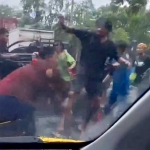 Tangkapan layar video pengeroyokan yang dilakukan penyemprot kaca mobil di perempatan Demak-Dupak, Surabaya.