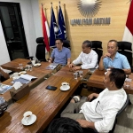 Para pimpinan dan tim redaksi BANGSAONLINE saat rapat dengan Dr Ir H Ahmad Riski Sadig di kantor DPW PAN Surabaya. Foto: bangsaonline