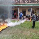Petugas Pemadam Kebakaran Kabupaten Kediri saat sosialisasi cara memadamkan api dengan APAR. Foto: Ist.