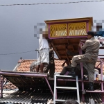 Satpol PP Kota Surabaya dibantu tiga pilar Kecamatan Tambaksari saat membongkar tujuh bekupon atau rumah burung merpati di kawasan Jalan Gubeng Masjid, Kamis (6/3/2025).