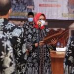 Ketua Dekranasda Kota Pasuruan Dra. Hj. Fatma Saifullah Yusuf saat mengukuhkan anggotanya.