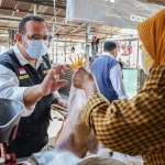 Kepala Disperindag Jatim, Drajat Irawan, saat belanja ayam di Pasar Setono Betek, Kota Kediri. Foto: Ist