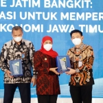 Gubernur Jatim, Khofifah Indar Parawansa, saat menerima Komitmen Bersama Percepatan Pemulihan Ekonomi Jawa Timur dengan Bank Indonesia.