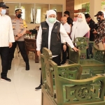 Didampingi Wali Kota Pasuruan Saifullah Yusuf, Gubernur Khofifah mengunjungi Showroom Furniture UPT Industri (UPTI) Kayu dan Produk Kayu milik Disperindag Jatim.