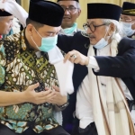 ISTIMEWA: Kelana Aprilianto saat menerima serban dari Habib Muhammad bin Smith. foto: istimewa