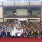 Pj Wali Kota Mojokerto saat foto bersama pilar-pilar di GOR Seni Mojopahit, Jalan Raya Gajah Mada.