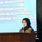 Wali Kota Kediri Vinanda Prameswati saat menyampaikan penjelasan atas Rancangan Pertanggungjawaban Anggaran Pendapatan dan Belanja Daerah Kota Kediri Tahun 2024.