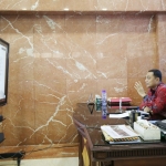 Wali Kota Eri menjadi salah satu pembicara dalam acara Bincang Kompas bertema “Penguatan Ekonomi Kota Surabaya, Mengokohkan UMKM", Senin (15/6/2021). 