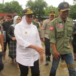 Khofifah bersama Bupati Madiun Ahmad Dawami saat mengunjungi posko Banjir di Balai Desa Garon.