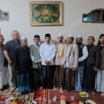 Gus Hans (baju putih tengah) bersama sejumlah kiai dan tokoh masyarakat di Kediri. Foto: Ist