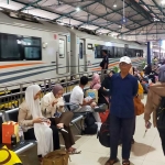 Suasana naik turun di stasiun kereta api.