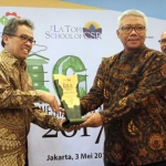 Direktur Produksi dan Strategi Bisnis Johan Samudra (kiri) menerima penghargaan Indonesia Green Awards 2017 dari Inspektur Jendral Kementerian Lingkungan Hidup dan Kehutanan Imam Hendargo. foto: SYUHUD/ BANGSAONLINE