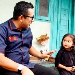 Pj Wali Kota Mojokerto Ali Kuncoro berbincang dengan anak-anak sehat saat kunjungan.