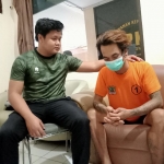 Pelaku saat diamankan di Polsek Wonocolo