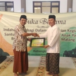 Dr. HM. Fauzan Zenrif, M.Ag, Ketua Baznas Kota Malang, selain peduli ke anak yatim dan lansia, juga peduli kepada sarana prasarana masjid. Bantuan dana operasional senilai Rp 2,5 juta diberikan kepada ketua takmir masjid Baiturrahim Ust. Fahrurrazi, Kamis (31/05). Foto : IWAN I/BANGSAONLINE