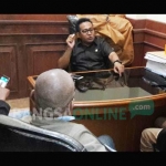 Ketua F-Gerindra DPRD Gresik, Abdullah Syafii ketika memberikan keterangan pers. foto: SYUHUD/ BANGSAONLINE