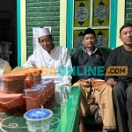 KH. Imron Anis saat bersama Gus Lukman Hakim selaku Ketua JKSN, Gus Syamsul Mantan Ketua MWC NU Kecamatan Kunir, dan Gus Zein wakil Rois Suryah Ranting NU Desa Mangunsari Tekung. Foto: IMRON GHOZALI/BANGSAONLINE