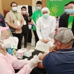 Gubernur Jatim Khofifah Indar Parawansa hadiri program vaksinasi massal yang digelar Grab Indonesia di Galaxy Mall Surabaya, Rabu (23/6/2021).