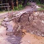 LONGSOR: Jalan penghubung desa di Kecamatan Balen, Bojonegoro terancam putus karena seringnya tergerus air sungai pacal. Foto: Eky Nurhadi/BangsaOnline.com