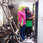 Asrilia Kurniati, istri dari Cabup Sidoarjo Nomor Urut 1 Bambang Haryo Soekartono (BHS) sambangi rumah pasutri korban kebakaran. (foto: ist)