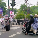 Sejumlah model beraksi saat lampu menyala merah.