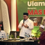 Calon Bupati Kediri nomor urut 2, Hanindhito Himawan Pramana, saat bersama Gus Kautsar (kiri) dan Gus Mahu. Foto: Ist