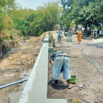 Sistem drainase sungai atau tembok penahan tanah di Dusun Ngingas yang sudah rampung.