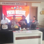 Konferensi pers terkait kasus pembunuhan janda di Polrestabes Surabaya.