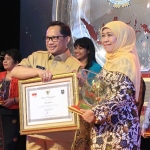 Ketua Umum PP Muslimat NU, Khofifah Indar Parawansa saat menerima penghargaan dari Menteri Dalam Negeri, Tito Karnavian, di Hotel Kartika Chandra, Jakarta, Senin (25/11). foto: istimewa/ bangsaonline.com