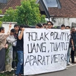 Puluhan massa saat menggelar demo di depan kantor Bawaslu Kota Malang.