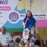 
Anggota Komisi IX DPR- RI Dra Wenny Haryanto SH saat menyampaikan materi stunting kepada para peserta.