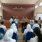 Petugas Satlantas Polres Kediri Kota saat menggelar program Police Goes To School di SMAN 1 Kota Kediri. (Ist)