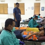 SHE, CSR, Sec & Communication Dept Head UTSG, Budi Banyuarysah saat memantau jalannya kegiatan donor darah