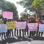 Puluhan wartawan Pamekasan mengadakan aksi solidaritas dengan membentangkan poster-poster.