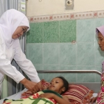 Gubernur Jawa Timur Khofifah Indar Parawansa saat menjenguk anak sakit. foto: istimewa/ bangsaonline.com  