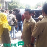 Sopir dan Sekpri Kadinkes Nurul Dholam saat dibawa ke kantor Kejari usai penggeledahan, kemarin. foto: SYUHUD/ BANGSAONLINE